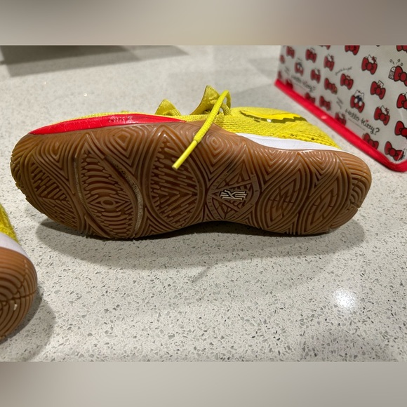 Nike Kyrie 5 SpongeBob SquarePants Shoes - Picture 7 of 9